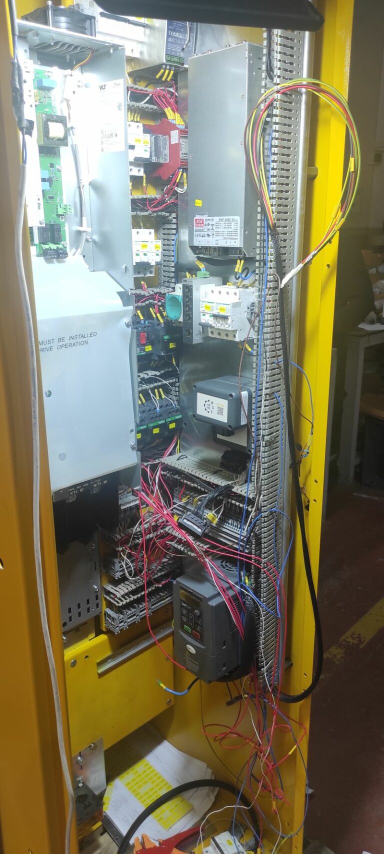 CAT 374 NG diesel-to-electric conversion: MOBA display, controllers and A4U device